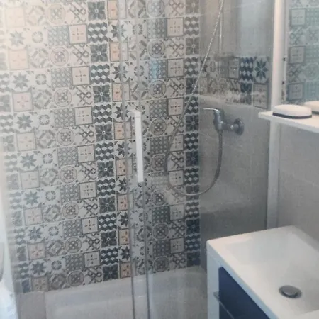 Au Calme, Tres Bien Situe ,t2 Refait A Neuf, Clim Portative, 2 Piscines, 400 M De La Mer, Possibilite D Avoir 2 Vieux Velos ! Apartmán