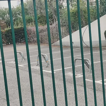 Au Calme, Tres Bien Situe ,t2 Refait A Neuf, Clim Portative, 2 Piscines, 400 M De La Mer, Possibilite D Avoir 2 Vieux Velos ! * Le Grau-du-Roi